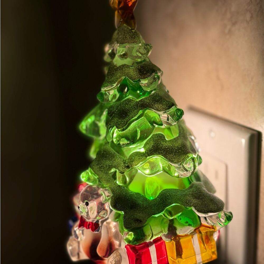 Wall light of a Christmas tree and presents with a teddy bear 6 " tall - Picture 2 of 10